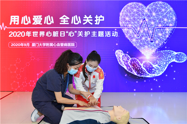 1602581483349047872.jpg 前中国女子跳水队运动员、奥运冠军何姿受邀参加现场心肺复苏急救培训.jpg